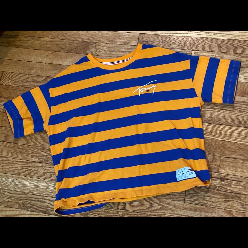Cropped Tommy Hilfiger t-shirt.
